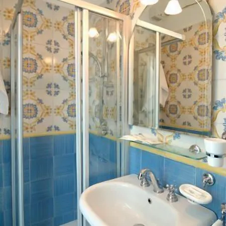 Costa D'amalfi לינה וארוחת בוקר 4*